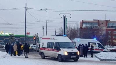 Автомобиль сбил девочку-подростка на тротуаре в Красносельском районе Петербурга