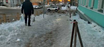 С риском для жизни ходят пешеходы по тротуару в центре Петрозаводска (ФОТО)