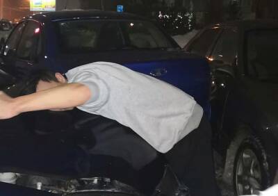 В Канищеве пьяный 22-летний водитель протаранил три автомобиля
