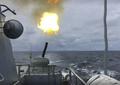 Российские корабли открыли артиллерийский огонь в Балтийском море: мишени поражены