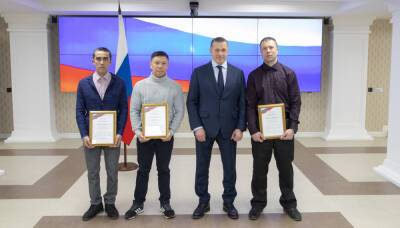 Сахалинцев, помогавших справиться с "ледяным дождем" в Приморье, наградили