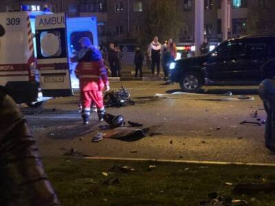 "Пыталась проскочить": сразу два авто вылетели на тротуар в Киеве, есть пострадавшие