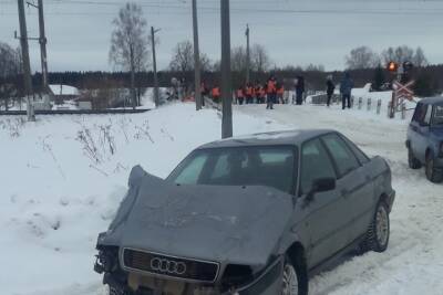 В Смоленской области легковой автомобиль столкнулся с поездом