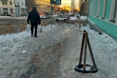 Петрозаводчане возмущены ледовыми тротуарами под окнами следователей