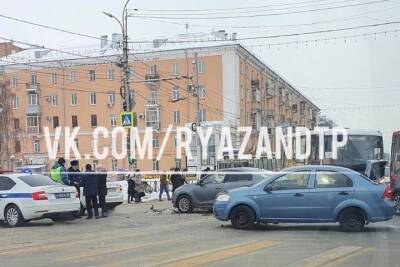 На Первомайском проспекте в Рязани образовалась пробка из-за ДТП