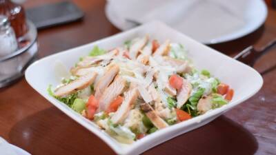 Употребление холодных салатов из рыбы или курицы может привести к проблемам с желудком