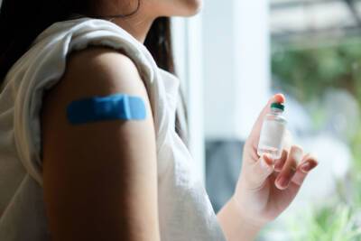 Запись на вакцинацию от COVID-19 для подростков открылась в Петербурге с 27 января