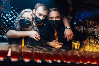 В Петербурге за работу в ночное время опечатали пять баров, посетителей оштрафовали