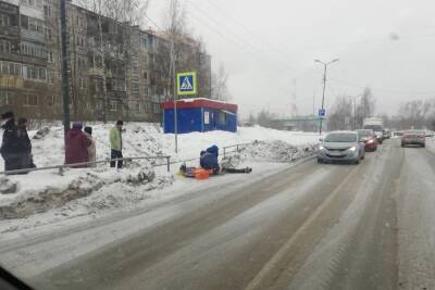 Мужчина упал и умер на пешеходном переходе в Петрозаводске