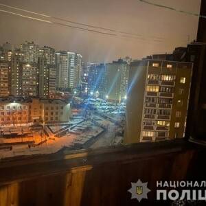 В Киеве полицейские спасли женщину, которая хотела выпрыгнуть из окна вместе с сыном. Фото. Видео