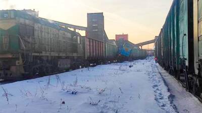 Два грузовых поезда столкнулись в Свердловской области