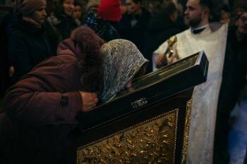 Религиозные обряды повлияли на смертность от COVID-19 в России, считает демограф