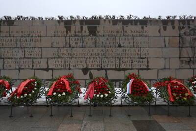 Путин на Пискаревском кладбище почтил память павших в блокаду
