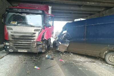 На Михайловском шоссе в Рязани в ДТП с фурой пострадал фургона Peugeot