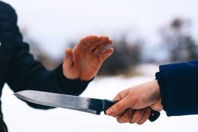 Волгоградец с ножом напал на прохожего и отобрал у него телефон
