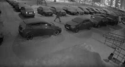 В Дашково-Песочне неизвестный повредил припаркованные машины