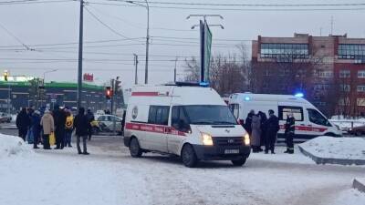 В Петербурге иномарка на огромной скорости протаранила такси и сбила девушку на тротуаре
