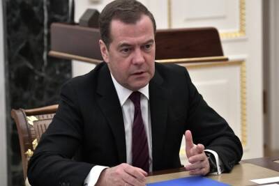 Медведев: Россия может заменить доллар на евро или юань