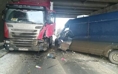 В ДТП на Михайловском шоссе Рязани пострадал водитель фургона - 7info.ru - Рязань
