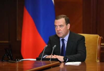 Медведев заявил, что Россию не смогут отключить от системы SWIFT