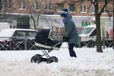 Петербургские мамы почувствовали себя «водителями внедорожников» на неубранных от снега и льда тротуарах