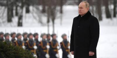 Путин возложил цветы на Пискаревском кладбище в память о жертвах блокады
