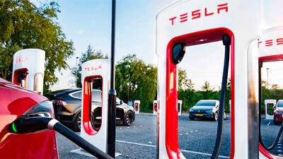 Зарядные станции Tesla Supercharger атакованы: в Китае воры вырезают с корнем зарядные кабели