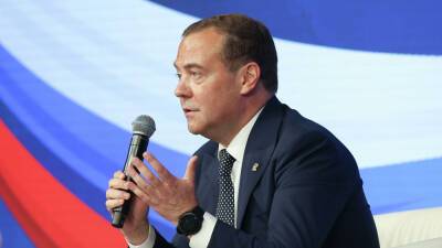 Медведев рассказал, что ему «на ухо нашёптывают» про Украину