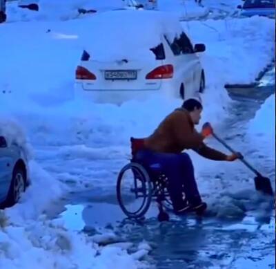 В Краснодаре инвалиду-колясочнику пришлось чистить тротуар от снега, чтобы поехать за лекарствами. Прокуратура начала проверку (ВИДЕО)