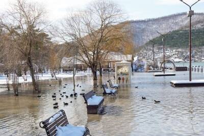Озеро в Абрау-Дюрсо затопило набережную и беседки