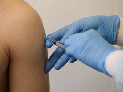 Врач Малышев призвал продолжать вакцинацию, несмотря на антирекорды по заболеваемости