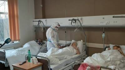Рост заболеваемости COVID-19 в Петербурге привел к увеличению нагрузки на коечный фонд