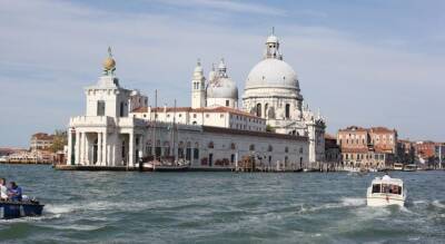 В Венеции туристке запретили въезд в город за позирование полуобнаженной на фоне военного мемориала