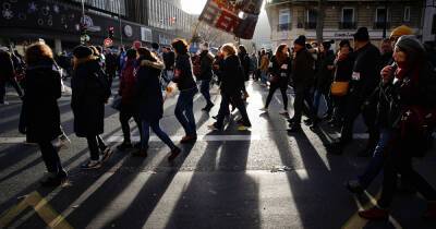 Во Франции массово бастуют, требуя повысить зарплаты