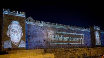 На стенах Старого города в Иерусалиме проявились лица выживших в Холокосте: видео