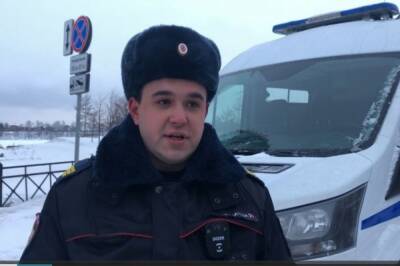 Полицейский из Петербурга спас ребенка, съехавшего в полынью на Неве