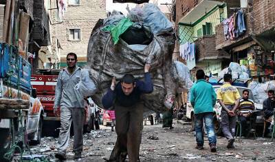 Житель Каира избил россиянина за съемку в "городе мусорщиков"