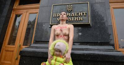 Активистка Femen устроила обнаженную акцию у ОП из-за воинского учета для женщин (фото)