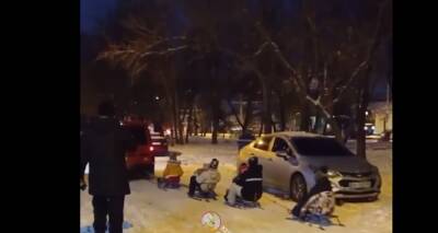 Одесситы с детьми прокатились на санках, прицепленных к авто: кадры опасных покатушек