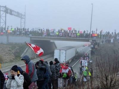 Протесты в Канаде: колонна грузовиков выросла до 80 тыс., протестующих — до 1,5 млн