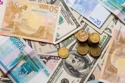 Россияне стали массово избавляться от валюты на фоне роста курсов доллара и евро