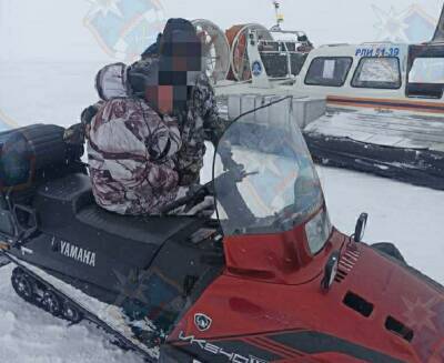 Рыбаков со сломанным снегоходом спасли в Ленобласти