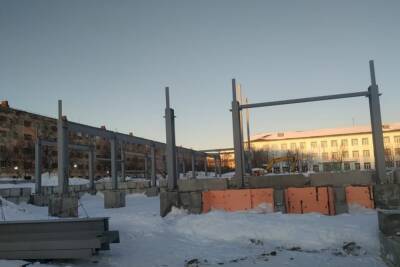 Рабочие начали монтировать физкультурный комплекс в Заозерске