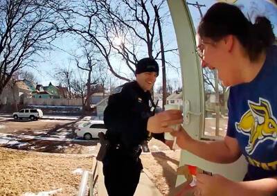 В США полицейский доставил еду вместо задержанного курьера: видео - vinegret.cz - США - Чехия - штат Южная Дакота