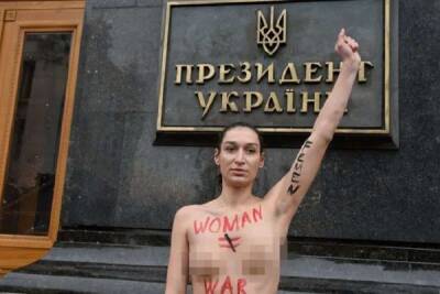 Полуголая активистка призвала Зеленского отменить призыв женщин в армию