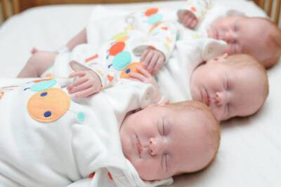 В Смоленске подсчитали, сколько двоен и троен родились в 2021 году