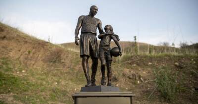Коби Брайант - Коби Брайанту и его дочери установили скульптуру на месте авиакатастрофы (фото) - focus.ua - США - Украина - Лос-Анджелес - шт. Калифорния - Калабасас