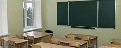 В Екатеринбурге директор школы в наказание пересадила 10-классников в душный кабинет