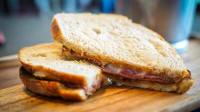 Диетолог Дианова посоветовала заменить белый хлеб в бутербродах более полезными аналогами