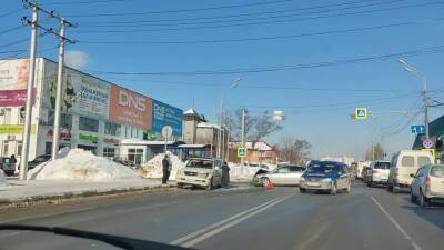 Столкновение двух авто перед "Кораллом" в Южно-Сахалинске спровоцировало пробку